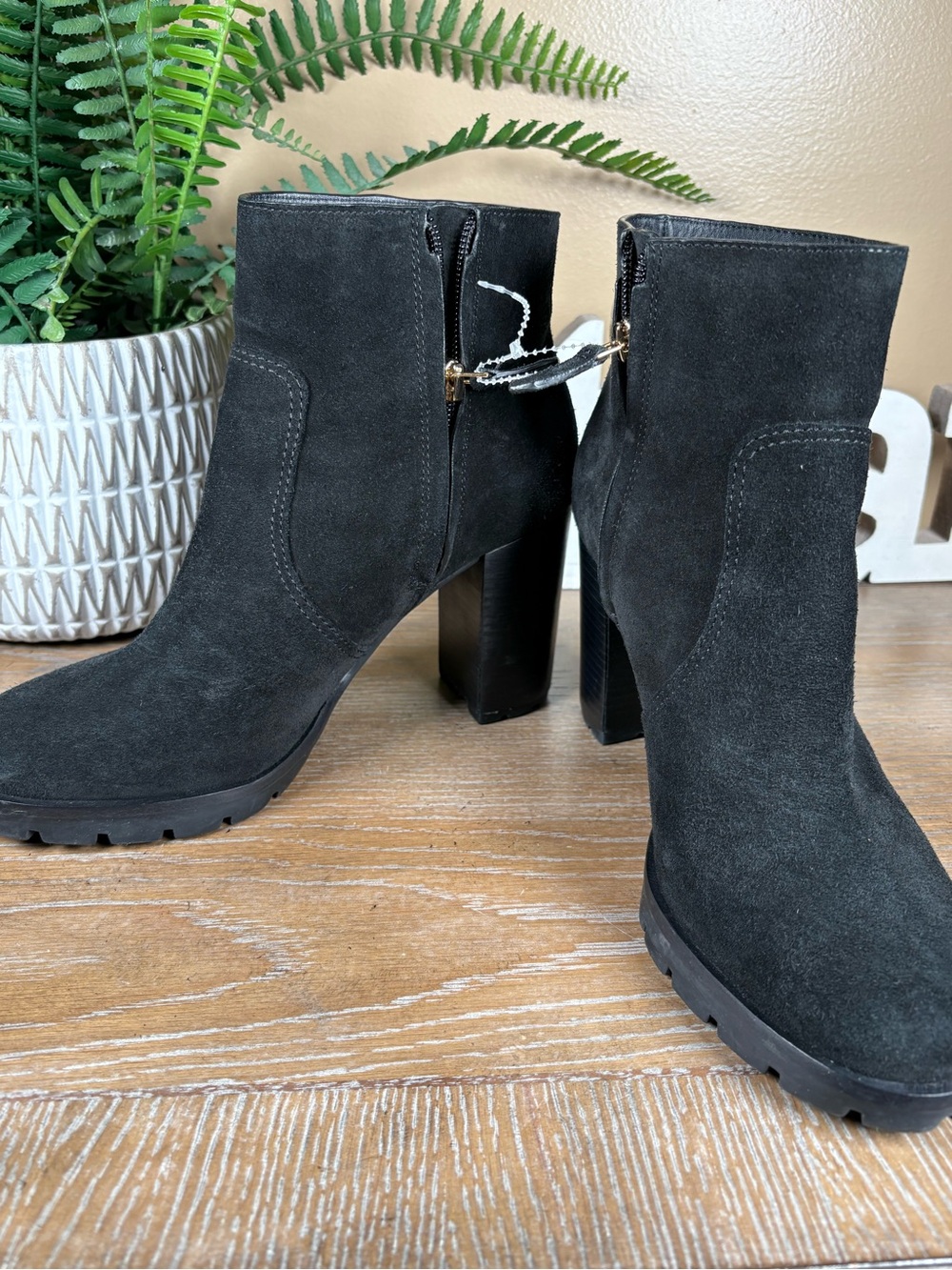 Tory Burch Sofia 85mm Lug Sole Bootie In Black Suede Size 9 NWOB - Picture 6 of 12